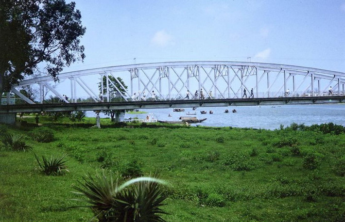 Cầu Trường Tiền bắc qua sông Hương, một biểu tượng của Huế.