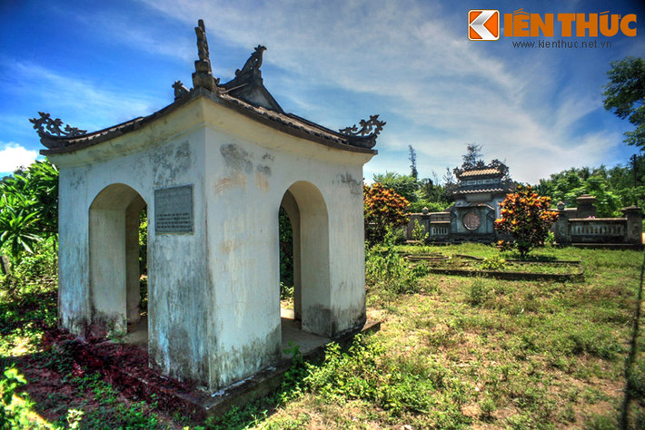 Phía trước khu mộ còn có nhà một bia để ghi nhớ công lao của Tuy Thạnh Quận công Trương Đăng Quế.