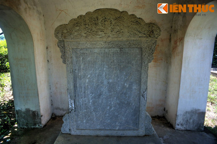 Đây là nơi đặt tấm bia đã tạc bài văn bia Thần đạo của Tuy Lý vương, một người học trò nổi tiếng của Trương Đăng Quế.