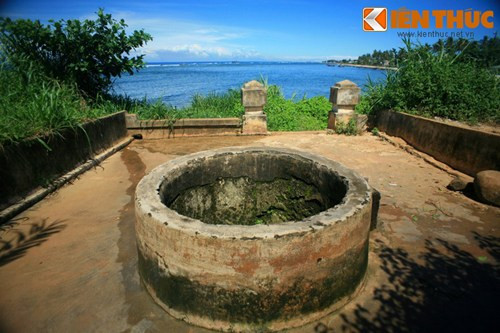 Điều đặc biệt là giếng chỉ nằm cách mặt nước biển chừng chục mét nhưng không bao giờ bị nhiễm mặn. Nước giếng luôn tràn đầy, trong vắt và ngọt lành quanh năm suốt tháng, bất kể mùa nắng hạn hay mưa bão.