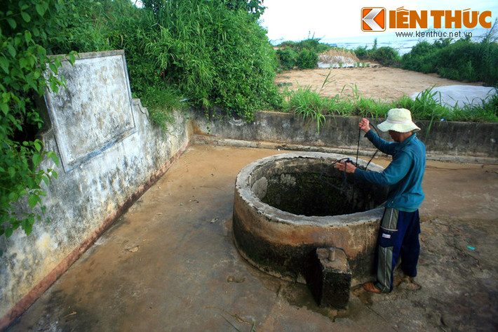 Theo một truyền thuyết về nguồn gốc của giếng, khi Nguyễn Ánh bị quân Tây Sơn truy đuổi đã chạy ra đảo Lý Sơn. Gặp lúc đảo đang bị nắng hạn, lương thảo và nguồn nước ngọt của quân sĩ mang theo cũng đã cạn kiệt, ông liền cho quân sĩ đào giếng khắp đảo nhưng không có nước.
