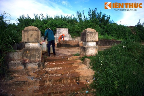 Một truyền thuyết kể lại rằng sau khi lên ngôi, trong một chuyến đi thăm đảo Lý Sơn đúng thời điểm hạn hán hoành hành, vua Gia Long - Nguyễn Ánh đã lập đàn tế trời cầu mưa. Đêm đó, khi nằm ngủ vua được báo mộng địa điểm để đào giếng. Nhớ ơn vua, người dân nơi đây đã gọi giếng Xó La là giếng Gia Long hay giếng Vua.