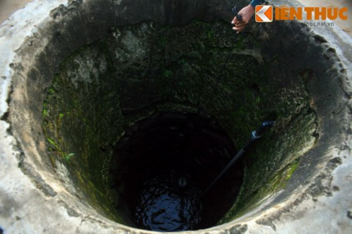 Thoạt nhìn, giếng không có vẻ gì khác biệt so với các giếng nước thường gặp của người Việt. Thân giếng được xây bằng những viên đá cuội to xếp chồng lên nhau, miệng giếng làm bằng xi măng với đường khoảng hơn 1m.
