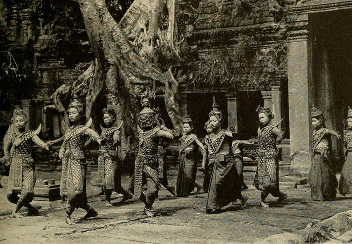 Các vũ công Campuchia biểu diễn múa tại di tích Angkor.