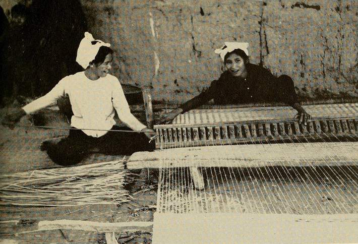 Các phụ nữ dệt vải tại một ngôi làng ở Phan Rang, Ninh Thuận.