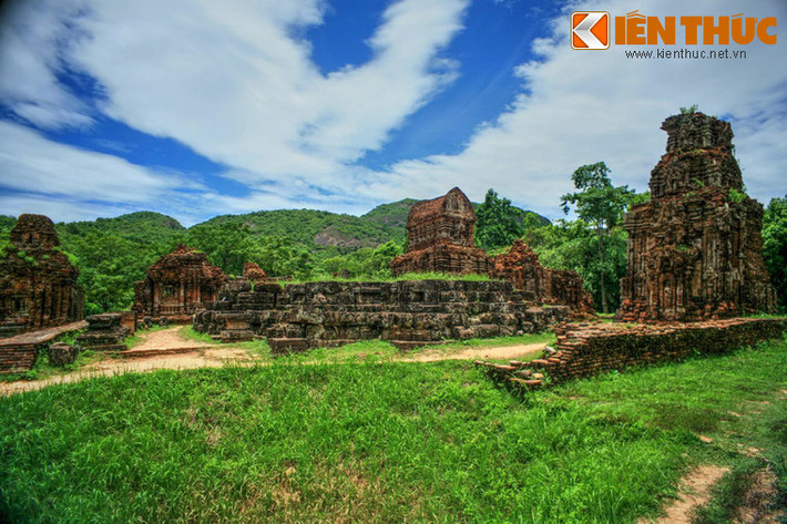 2. Nằm ở xã Duy Phú, huyện Duy Xuyên, tỉnh Quảng Nam, thánh địa Mỹ Sơn bao gồm nhiều đền đài nằm trong một thung lũng đường kính khoảng 2 km, là khu di tích có quy mô đồ sộ nhất của vương quốc Chăm Pa còn được lưu giữ ở Việt Nam.