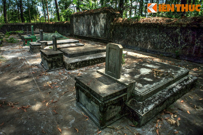 Theo các sử liệu, năm 1843, dưới thời vua Thiệu Trị, thái giám Châu Phước Năng đã đứng ra quyên góp tiền trùng tu chùa Từ Hiếu, lấy đó làm chốn an nghỉ cuối cùng. Đến năm 1893, nhiều thái giám dưới vua Thành Thái tiếp tục đóng góp tiền của để tu sửa lại chùa. Từ đó, chùa Từ Hiếu dần trở thành nơi an nghỉ của các thái giám triều Nguyễn.