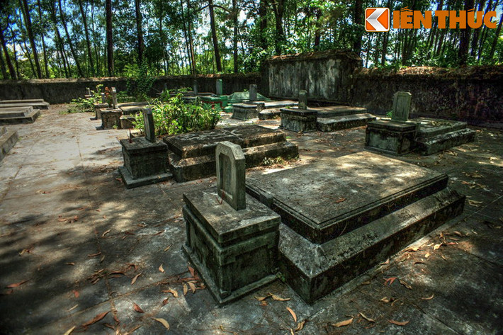 Những ngô mộ ở hai hàng phía sau có kích thước nhỏ hơn. Các ngôi mộ có bia đặt trên bục cao ở phía trước.
