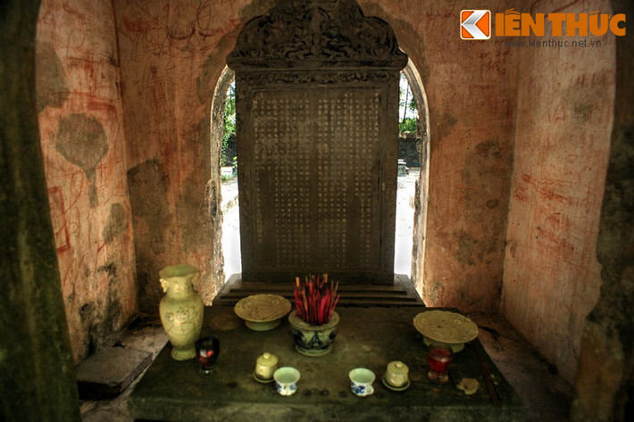 Ở cánh cổng giữa trong 3 cánh cổng dẫn vào khu mộ có có tấm bia khắc ghi công lao đóng góp của các thái giám. Bia được dựng từ năm 1901 do Cao Xuân Dục soạn, ghi lại cả những tâm sự của các thái giám: "Trong khi sống chúng tôi tìm thấy ở đây sự yên lặng, khi đau ốm chúng tôi đến lánh mình và sau khi chết được an táng cùng nhau. Sống hay chết ở đây chúng tôi đều được yên tĩnh".