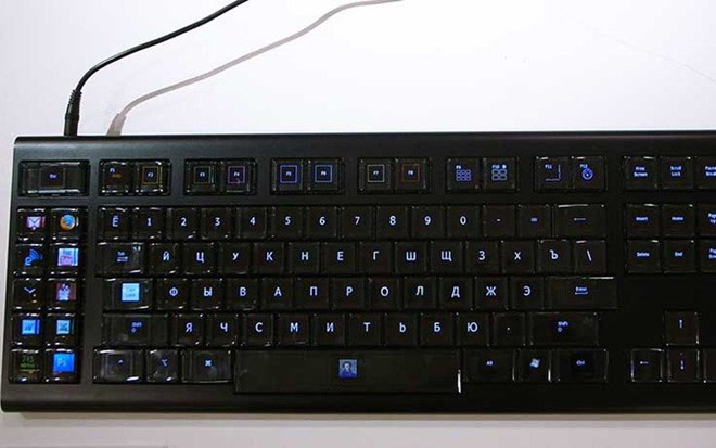 Optimus Maximus là chiếc bàn phím đặc biệt, được thiết kế đơn giản nhưng tinh tế, với hệ thống đèn LED chiếu sáng. Chiếc bàn phím này được bán với giá 2.400 USD