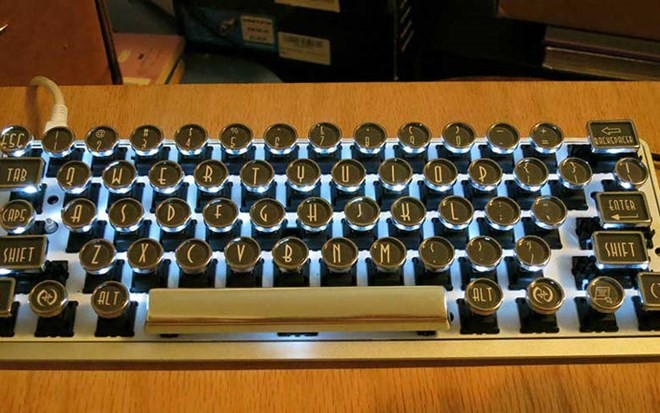 Bàn phím Datamancer Custom Keyboard có ánh sáng đèn LED và các phím được mạ chrome sáng bóng. Giá của chiếc bàn phím độc đáo này dao động từ 1.200 – 1.500 USD