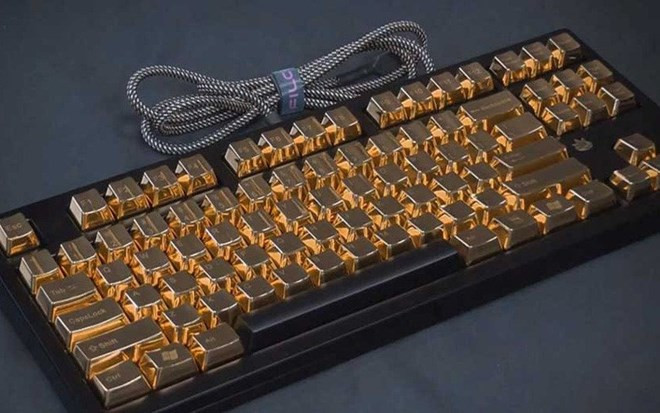 Bàn phím vàng Kirameki Pure Gold Keyboard trị giá 360 USD với 86 phím và cổng USB và cáp Internet