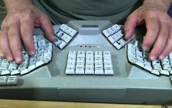 Bàn phím Executive Keyboard mang nhãn hiệu Maltron giúp người dùng cảm thấy thoải mái khi ngón tay được nghỉ ngơi và cổ tay không mỏi. Giá của sản phẩm này là 920 USD