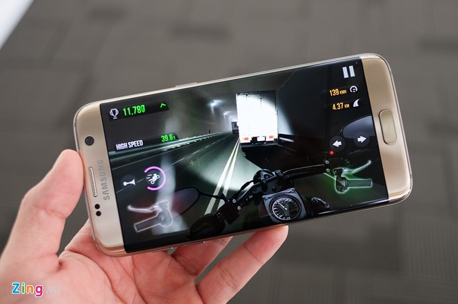 Smartphone đẹp nhất:Khó có smartphone nào có thể qua được Galaxy S7 edge vê thiết kế. Trên model này, Samsung hoàn thiện cách kết hợp giữa nhôm và kính cùng kỹ thuật uốn cong hai mép màn hình. Hiện tại, chưa có smartphone nào có thể "nhái" được kiểu dáng của Galaxy S7 edge, dù trên thị trường có hàng trăm chiếc điện thoại trông giống iPhone.