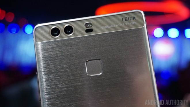 Smartphone có camera thú vị nhất: Huawei P9 là làn gió mới trong cuộc chơi di động nửa đầu 2016. Mạnh dạn áp dụng camera kép với ứng dụng chụp ảnh được tinh chỉnh với Leica, P9 là một lựa chọn mới mẻ và lạ lẫm với những ai thường sáng tác ảnh trên smartphone, đặc biệt là ảnh đen trắng.