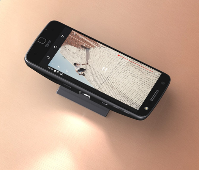 Mặc dù đồng hành cùng Moto Z/Z Force, giá bán của phụ kiện độc đáo này vẫn chưa được tiết lộ. Dự kiến Moto Z/Z Force phiên bản của Verizon sẽ lên kệ trước vào mùa hè này, loại không khoá mạng sẽ phải đợi đến mùa thu.