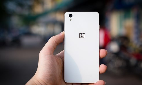 OnePlus X - 5 triệu đồng. OnePlus X được cấu hình giống với Xiaomi Mi 4 cũng dùng chip Snapdragon 801 nhưng RAM tăng lên 3GB thay vì 2GB. Dù vậy, giá bán của X đắt hơn Mi 4 tới 2 triệu đồng. Smartphone của OnePlus sở hữu vỏ kim loại, thiết kế nguyên khối với mặt lưng kính. Camera 13 megapixel với ống kính f/2.2, hỗ trợ công nghệ lấy nét theo pha với tốc độ nhanh chỉ 0,2 giây.