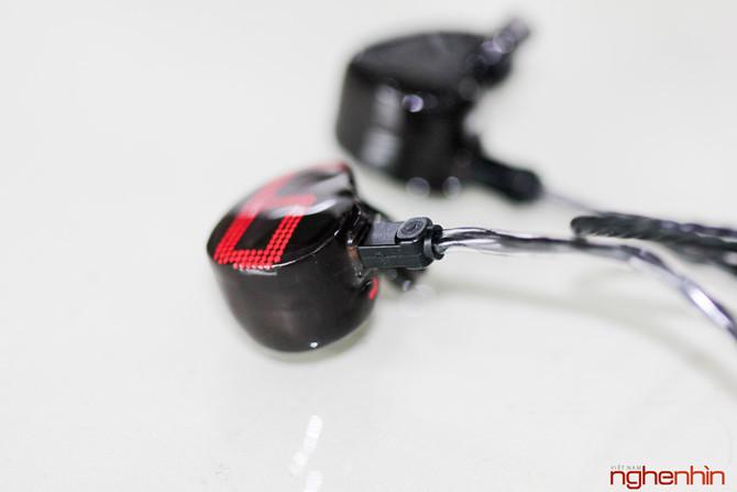 Mặt ngoài của tai nghe được khắc chữ "ES" là Earsonics - tên hãng và số "9" tên mã sản phẩm.