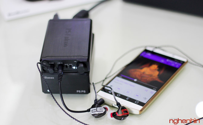Bộ phối ghép thử nghiệm gồm nguồn phát LG V10 + âm ly ibasso P5 + tai nghe Earsonics S-EM9. Tai nghe Earsonics S-EM9 hiện được iDo Việt Nam phân phối với giá 37,98 triệu đồng.