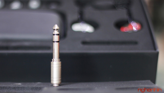 Một jack chuyển chân 3,5 ra 6,3mm.