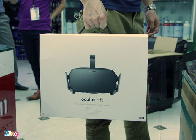  Kính thực tế ảo Oculus Rift xuất hiện dưới dạng xách tay tại một cửa hàng thiết bị máy tính trên phố Thái Hà, Hà Nội với giá 23 triệu đồng.