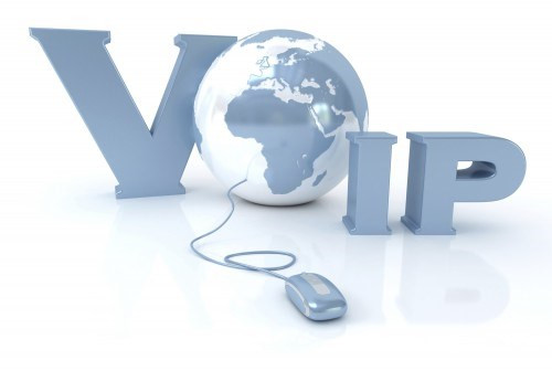 VoIP. Sự ra đời của công nghệ Truyền giọng nói trên giao thức IP (Voice over IP - VoIP) đã thay đổi ngành viễn thông trên toàn thế giới. Vào năm 1995, VoIP trên máy tính cá nhân đầu tiên được phát triển bởi một công ty của Israel có tên là VocalTel và đây cũng là khởi đầu của ứng dụng VoIP trong doanh nghiệp. Đến năm 2004, khi ngân hàng Bank of America triển khai 180.000 máy điện thoại IP Cisco trên 5.000 chi nhánh với trung tâm IP PBX thì đây chính là thời điểm VoIP đến với các doanh nghiệp.