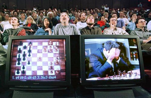 Cuộc chiến giữa người và máy. Năm 1996 Kasparov chiến thắng siêu máy tính IBM Deep Blue với tỉ số 4-2 sau 6 trận. Tuy nhiên sau khi IBM nâng cấp máy tính Deep Blue lên vào năm 1997 với khả năng tính toán 200 triệu bước mỗi giây thì Kasparov trở thành nhà vô địch cờ vua đầu tiên thất bại trước một cỗ máy.