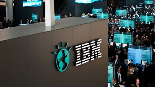 Token-Ring LAN. IBM ghi dấu ấn với tiếng vang lớn bằng công nghệ Token-Ring LAN, một công nghệ mạng khác Ethernet LAN đang được sử dụng hiện nay. Chuẩn Token Ring có khả năng đảm bảo tốc độ truyền thông qua 4 Mbps hoặc 16 Mbps và được IEEE chuẩn hoá với mã IEEE802,5.