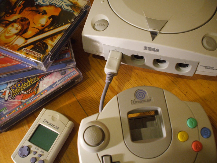 Máy chơi game console Sega Dreamcast khi ra đời cuối năm 1999 đã thu về lực lượng người hâm mộ hùng hậu. Song, chưa đầy 2 năm sau, tháng 3/2011, Sega tuyên bố ngừng sản xuất Dreamcast và cũng rời bỏ hoàn toàn ngành game console.