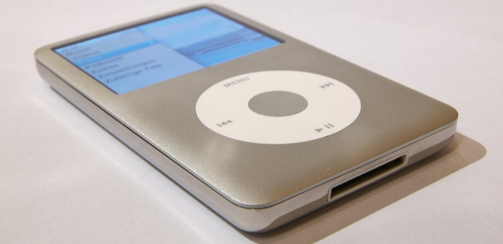 Nói về iPod, Apple cũng làm trái tim người dùng tan nát khi ngừng sản xuất iPod classic cuối năm 2014. Điều đó có nghĩa thiết kế “bánh xe” biểu tượng từ iPod 2001 không còn nữa.