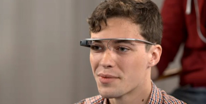 Google Glass, chiếc kính thông minh của Google, đối với nhiều người là quái đản hơn là hữu dụng. Tuy nhiên, chúng ta không thể biết được phiên bản cuối có được cải thiện gì hay không vì Google đã khai tử nó vào tháng 1/2015 với lý do chưa sẵn sàng ra thị trường.