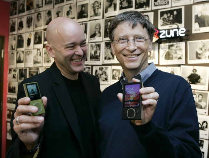 Zune, chiếc máy nghe nhạc MP3 của Microsoft, sinh ra năm 2006 và chết năm 2011. Dù không được ưa chuộng như iPod, nó tiên phong nhiều tính năng mới như Zune Music Pas, tiền thân của Spotify và Apple Music.