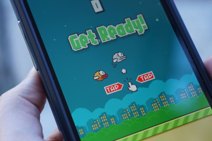 Tháng 1/2014, Flappy Bird của Nguyễn Hà Đông gây sốt trên mọi mặt trận. Cao điểm, anh được cho là kiếm được 50.000 USD/ngày từ quảng cáo. Tuy nhiên, tháng 2/2014, lập trình viên trẻ đột ngột gỡ game khỏi các kho ứng dụng vì áp lực quá lớn.