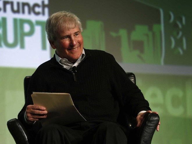 CEO John Sculleycủa Apple đã đưa ra một giải pháp lạ lùng vào thời điểm đó, đưa Bill Campbell - người đóng vai trò Phó chủ tịch Marketing trở thành CEO của Claris (công ty chuyến phát triển phần mềm cho Apple). Điều này khiến các nhà phát triển không nhận ra họ đang phải cạnh tranh trực tiếp với phần mềm do Apple sản xuất trên máy Mac.