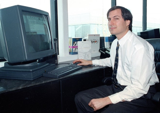 Steve Jobs bị sa thải vào năm 1985 sau khi cố gắng lật đổ Sculley. Ban giám đốc của Apple khi đó đã đứng về phía Sculley. Thầy phù thủy tức giận thành lập công ty máy tính NeXT chuyên cung cấp máy trạm sử dụng công nghệ cao, nơi ông có toàn quyền quyết định chiến lược của công ty.