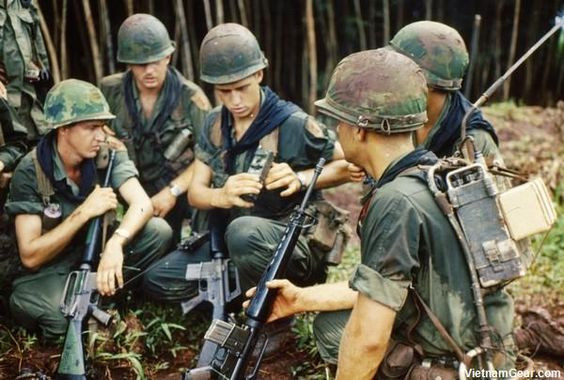 Binh sĩ Sư đoàn Bộ binh số 1 kiểm tra thiết bị liên lạc trước một chiến dịch, tháng 8/1967.