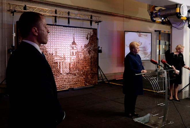 Tổng thống Lithuania Dalia Grybauskaite phát biểu trong lễ ra mắt tác phẩm.