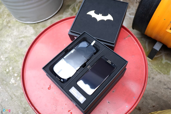Tương tự bản Ironman năm ngoái, Galaxy S7 edge Injustice có hộp đựng được thiết kế riêng.