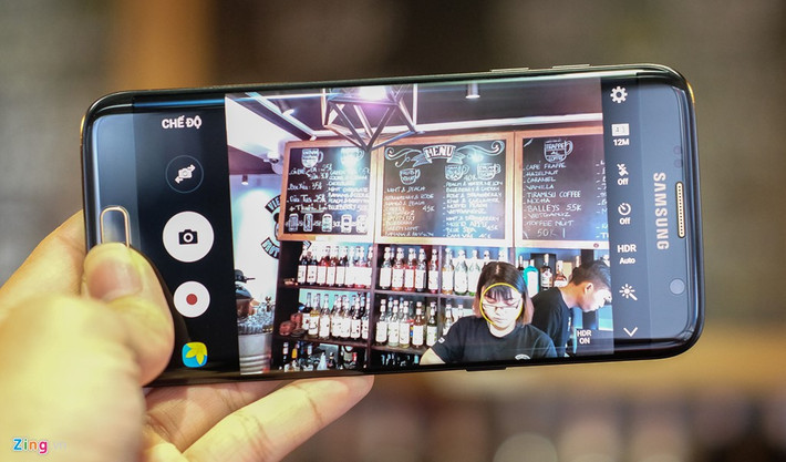 Galaxy S7 edge Injustice có cấu hình tương đương phiên bản thông thường, với các thông số cao cấp nhưmàn hình Super AMOLED 5,5 inch độ phân giải Quad HD, chip Exynos 8890, RAM 4 GB, bộ nhớ trong 32 hoặc 64 GB.Camera chính 12 MP được trang bị công nghệ Dual Pixel. Máy cũng có khả năng chống bụi, chống nước theo tiêu chuẩn IP68. Model này có dung lượng pin 3.600 mAh, hỗ trợ sạc nhanh với khả năng nạp 60% pin trong 30 phút.