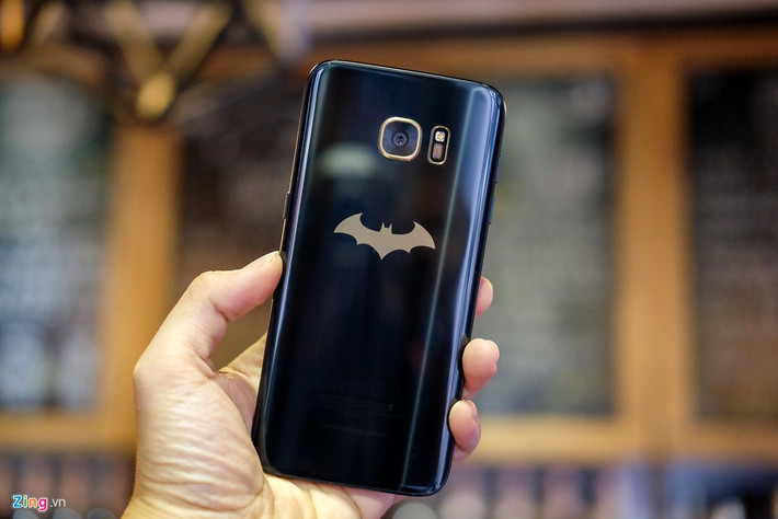 Galaxy S7 edge Injustice được phủ đen toàn thân máy. Chỉ cụm camera có viền vàng và logo Batman nổi bật ở mặt lưng.