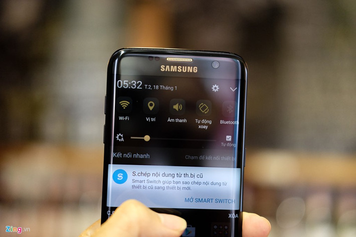Toàn giao diện được làm theo tông màu tối, nhưng phần notification của của các ứng dụng riêng biệt vẫn là màu trắng. Đây là hạn chế nhỏ trong giao diện của model này.