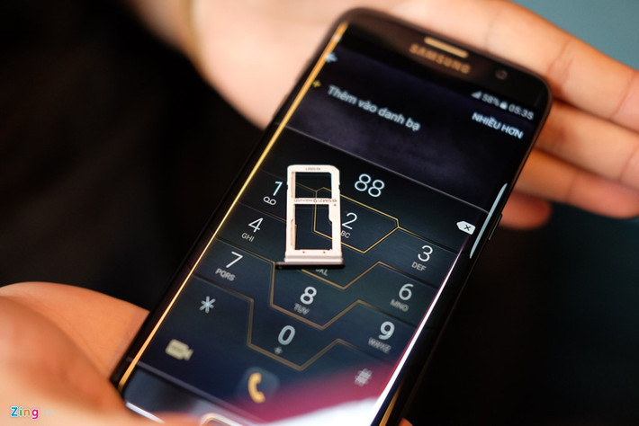 Galaxy S7 edge Injustice dùng 2 SIM, trong đó một khay có thể được dùng làm khe cắm thẻ nhớ, mở rộng dung lượng thêm tối đa 200 GB.