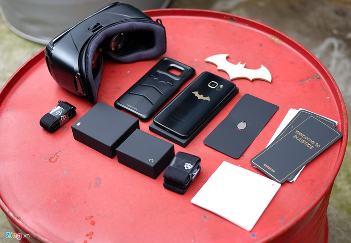 Người dùng được tặng kèm kính thực tế ảo Gear VR, một ốp lưng Batman, huy hiệu Người dơi và các loại phụ kiện khác.