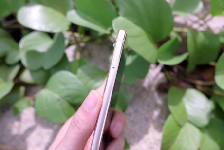 Bên trái máy được thiết kế 1 khay đựng sim, máy cũng được tích hợp chức năng kết nối 4G.