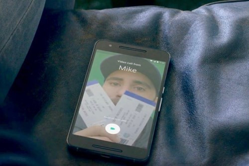 Duo. iOS có FaceTime cho thoại video nhưng bạn chỉ có thể gọi cho iPhone, iPad và máy Mac. Ứng dụng Duo mới của Google sẽ được phát hành vào hè này trên iOS và Android, cho phép bạn chat video thoải mái hơn nhiều với bạn bè sử dụng thiết bị Android. Vì Google biết nhiều người ngại thực hiện cuộc thoại video nên Duo cho xem trước một đoạn video khi có cuộc gọi đến.