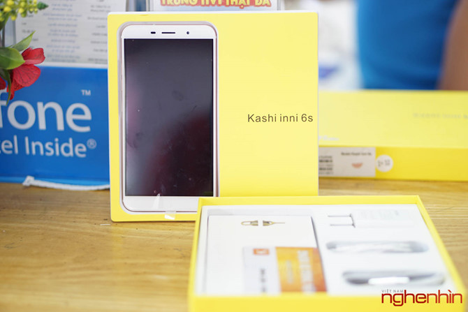 áy đã cài sẵn tiếng Việt và chạy hệ điều hành Android 5.1, hỗ trợ 4G LTE, cảm biến vân tay và cảm ứng lực nhấn 3D Touch. Sản phẩm có các tùy chọn màu là vàng hồng, vàng và bạc.