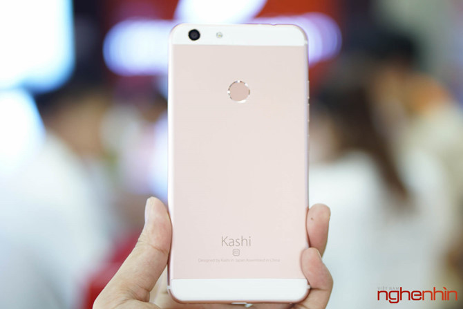 ẫu điện thoại Kashi Inni 6s là quân át chủ bài trong năm nay của hãng điện tử Kashi đến từ Nhật Bản. Về thiết kế kiểu dáng, Inni 6S làm chúng ta liên tưởng ngay đến iPhone 6S Plus và iPhone SE khi mang một màu vàng hồng rất quyến rũ.