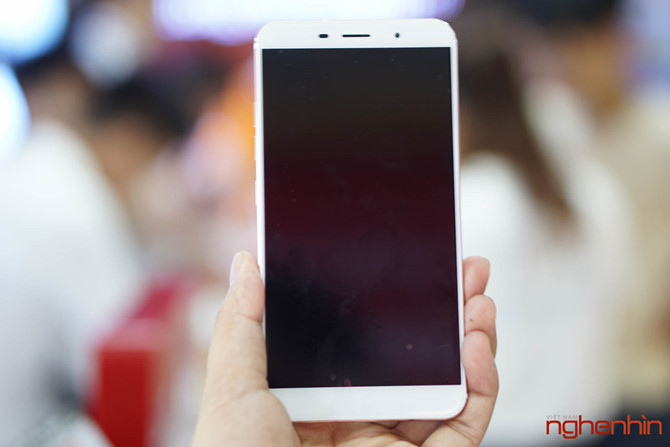 oàn bộ vỏ máy được làm bằng nhôm 7000 series nguyên khối - vật liệu được dùng trên iPhone 6s. Các cạnh bo tròn mềm mại và màn hình 5,5 inch làm cho Inni 6S giống hệt chiếc 6s Plus, đặc biệt khi cầm trên tay.