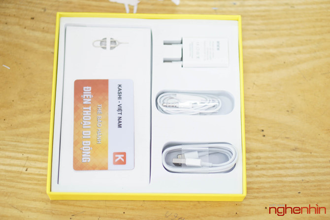 Hộp đựng sản phẩm gồm có sách hướng dẫn sử dụng, que lấy sim, thẻ bảo hành tại Việt Nam, củ sạc, đặc biệt là cáp và tai nghe đều được làm rất giống với phụ kiện của Apple.