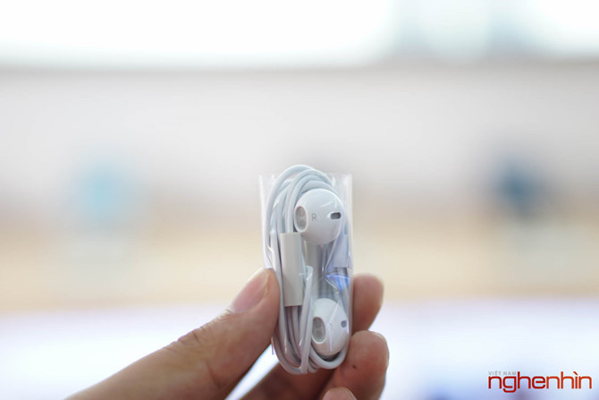 Tai nghe rất giống với phụ kiện của Apple.
